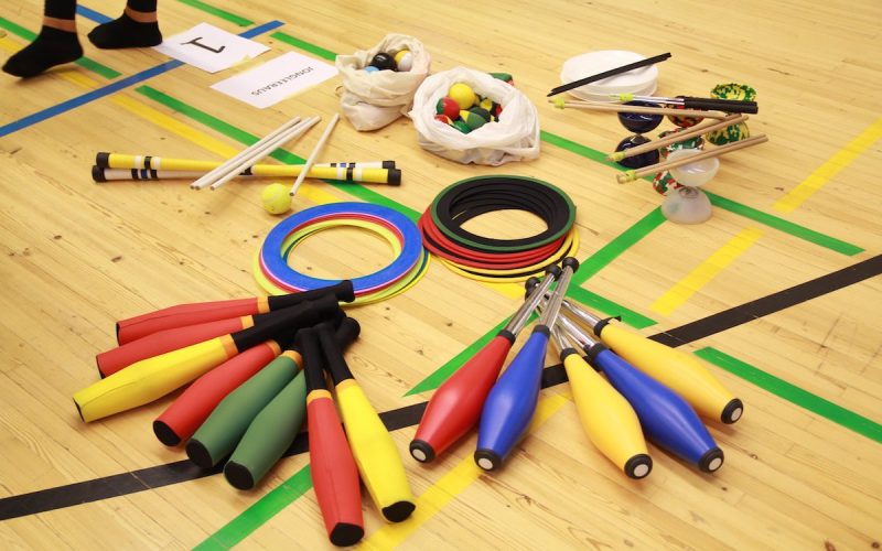 Kuvia sirkustyöpajavälineistä