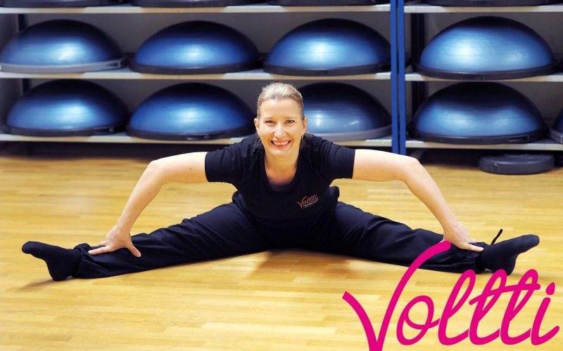 Niina kuva haara-asento Voltin logon kera